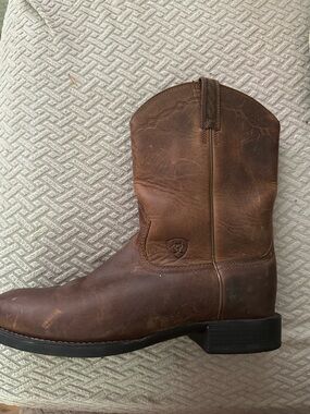 Women’s Ariat Brown Leather Pull-On Western Boot size 9